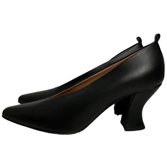 Bottega Veneta Almond Leather Heels in Black Size 41 IT (11 US) - Picture 2 of 9